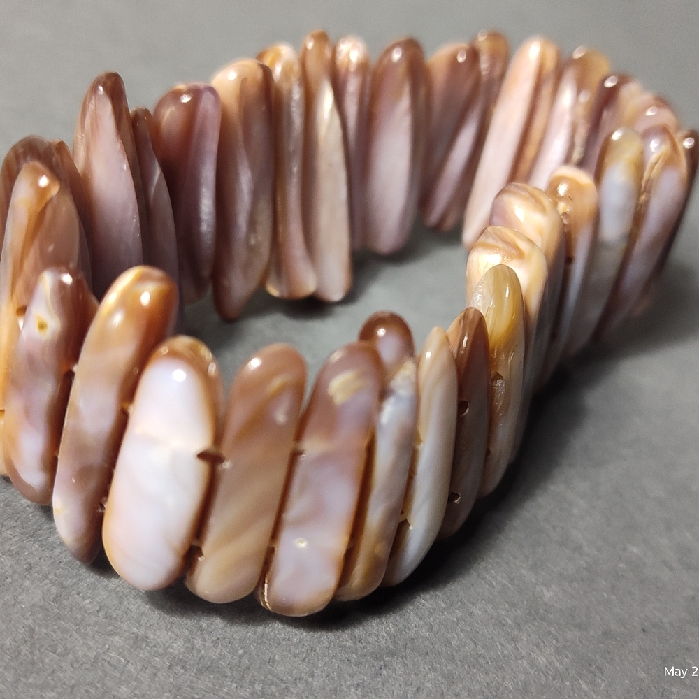 2 Beautiful Shell Stretch Bracelets - Picture 2 of 5